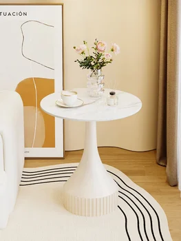 журнальный столик сбоку, несколько современных и простых столиков из кованого железа в углу гостиной и небольшой круглый столик